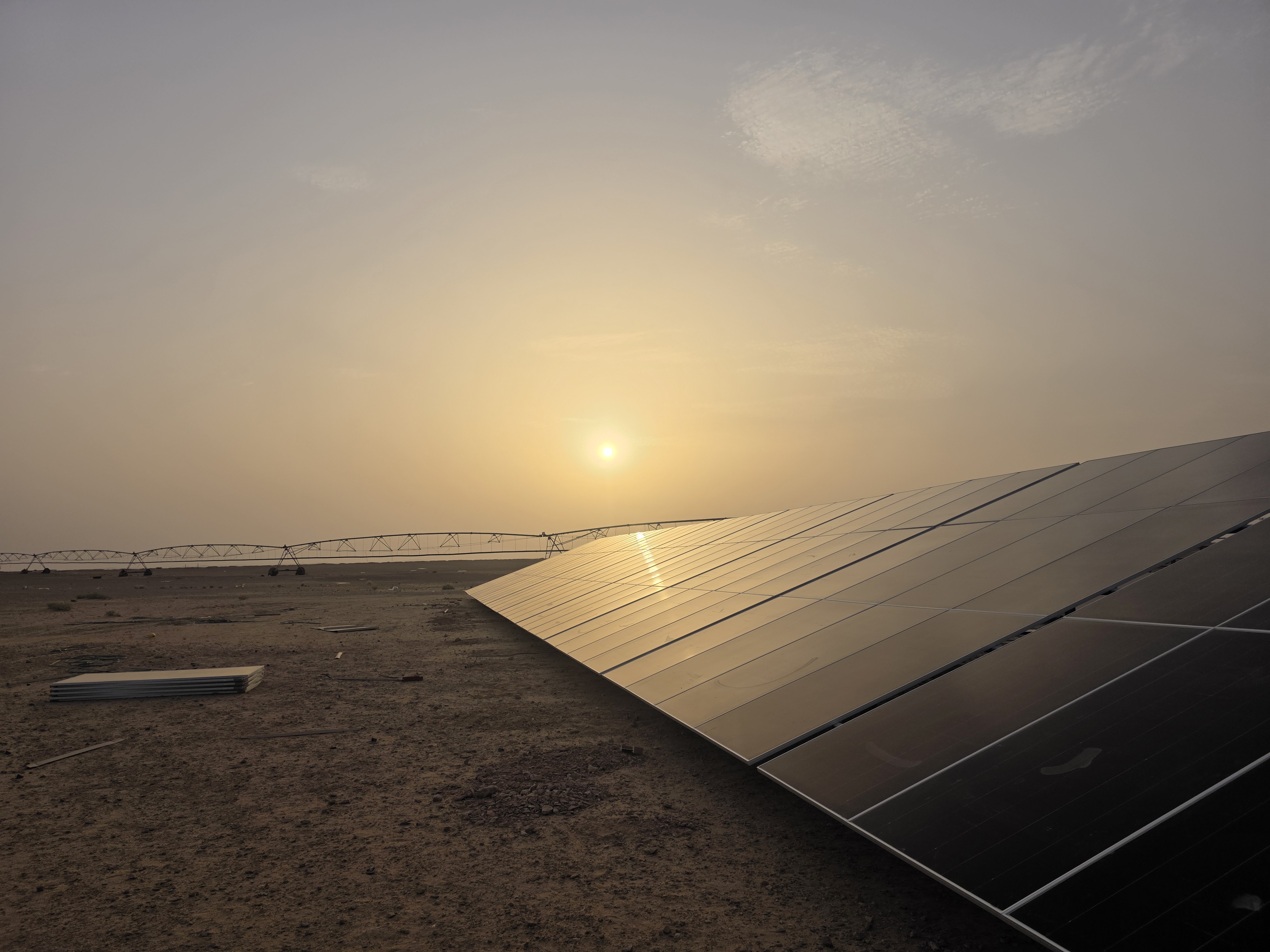 لماذا يختلف عدد الألواح في String بين أنظمة الري والـOff-Grid؟